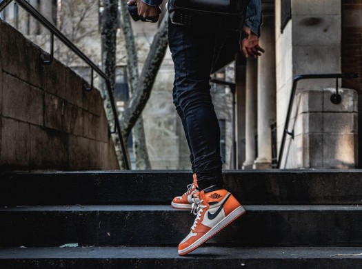 How to order Nike sneakers with delivery from America