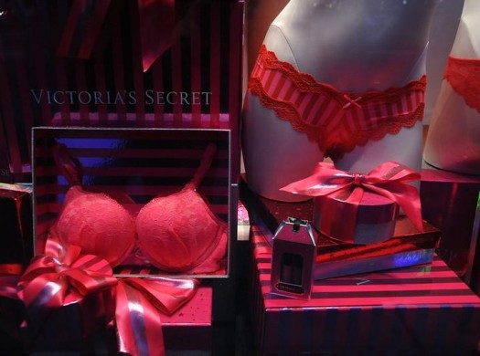 How to buy Victoria's Secret USA with delivery