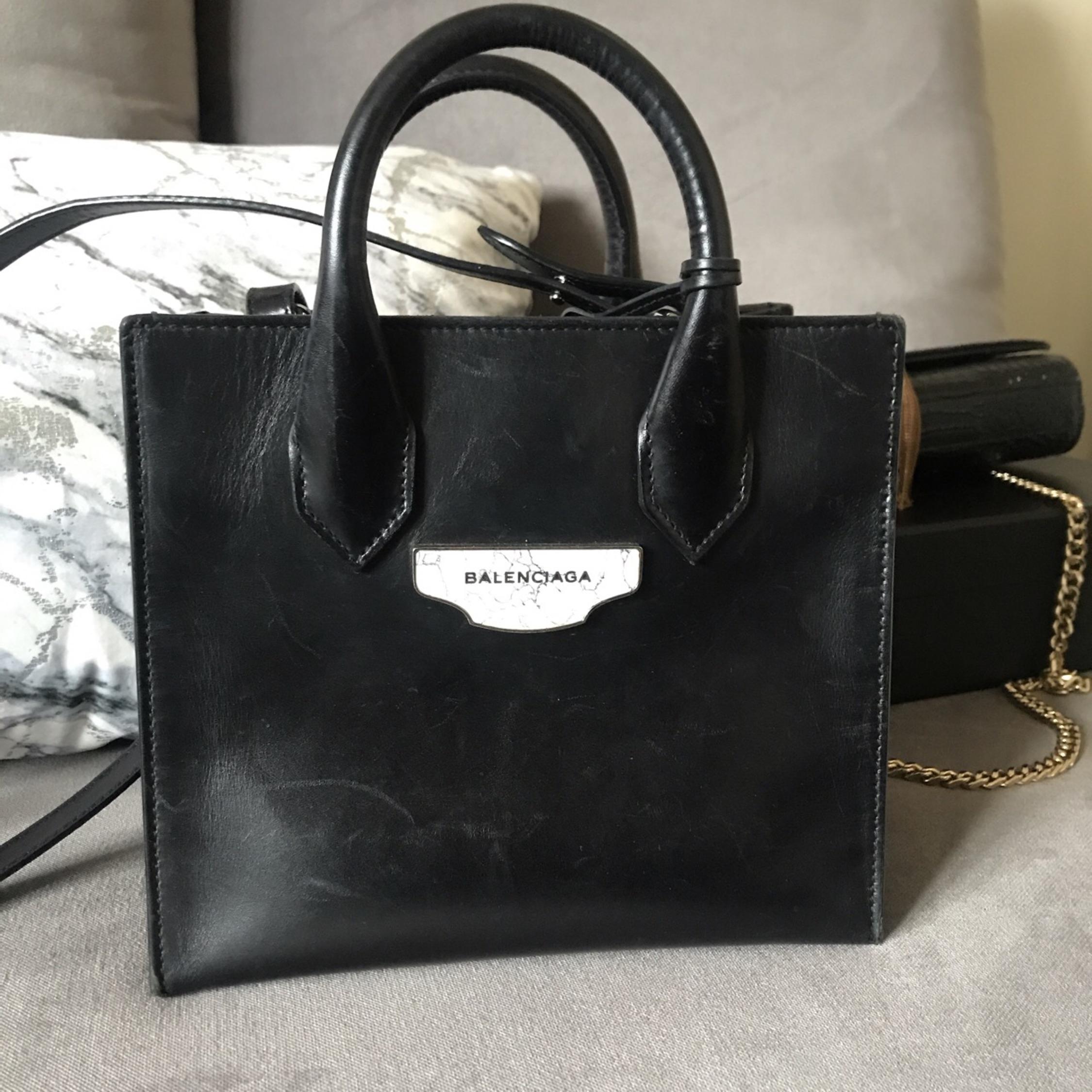 Женская черная сумка hourglass s BALENCIAGA купить в интернетмагазине ЦУМ  арт 5935461JH1M