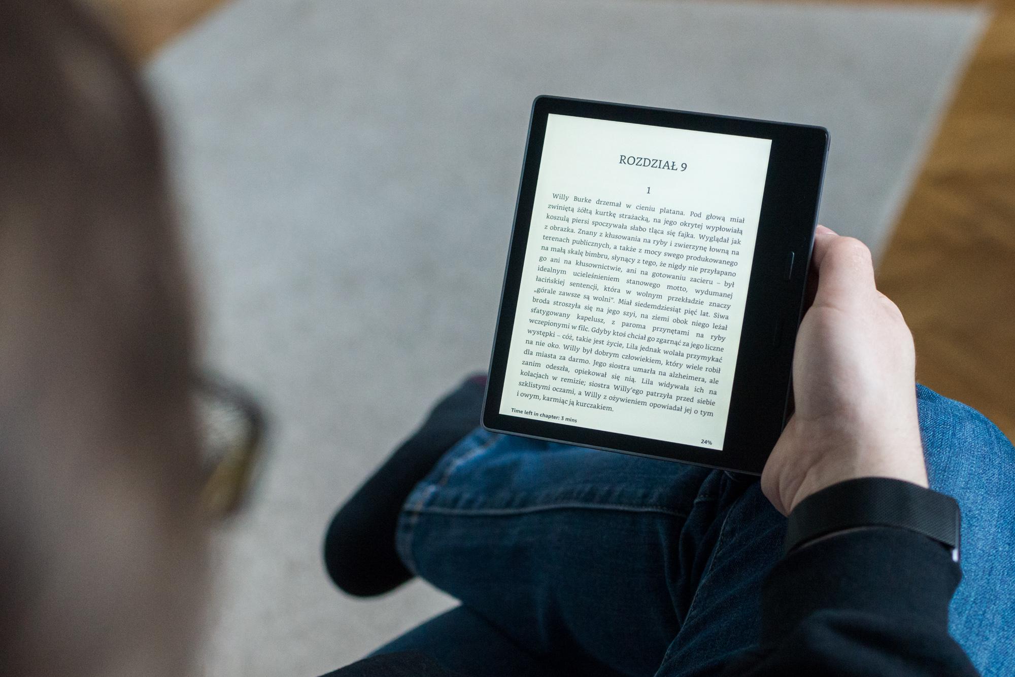Реклама электронных книг. Amazon Kindle 5. Человек с электронной книгой. Реклама электронной книги. Обои для электронной книги.