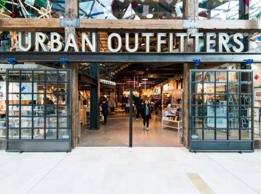 Urban Outfitters: нестандартный ассортимент повседневной одежды